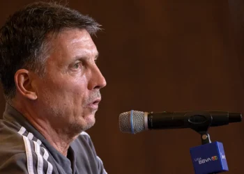 Robert Dante Siboldi celebra los logros del club