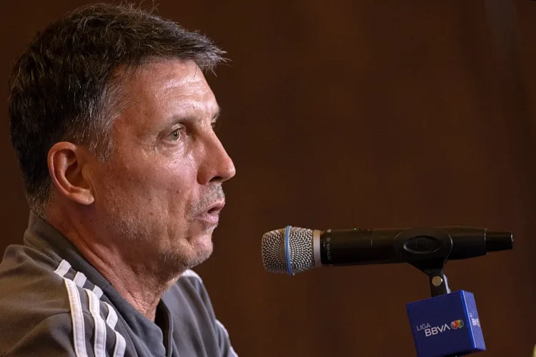 Robert Dante Siboldi celebra los logros del club