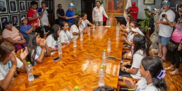 Felicita alcalde Mario López a equipo de softbol femenil del CBTIS 135, por ganar campeonato nacional