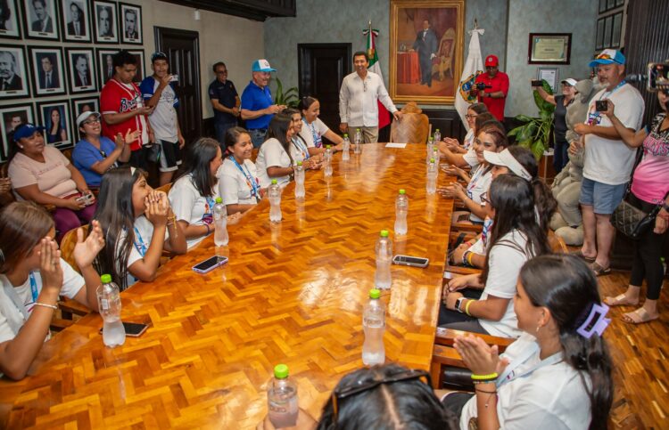 Felicita alcalde Mario López a equipo de softbol femenil del CBTIS 135, por ganar campeonato nacional