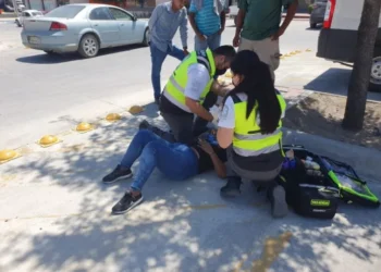 Madre se fractura brazo al chocar moto conducida por su hijo contra camioneta