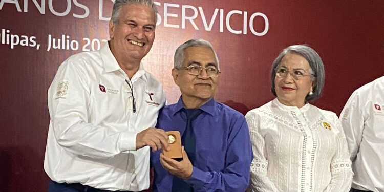 Entregan medallas 20, 25, 30, 35, 40 y 45 años de servicio en la Secretaría de Salud de Tamaulipas