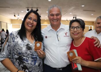 Entregan medallas 20, 25, 30, 35, 40 y 45 años de servicio en la Secretaría de Salud de Tamaulipas