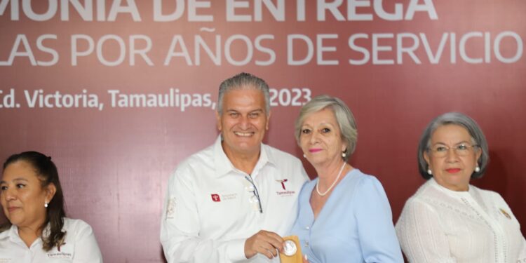Entregan medallas 20, 25, 30, 35, 40 y 45 años de servicio en la Secretaría de Salud de Tamaulipas