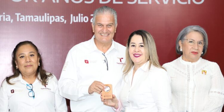 Entregan medallas 20, 25, 30, 35, 40 y 45 años de servicio en la Secretaría de Salud de Tamaulipas