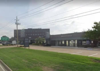 Pareja abandona recién nacido en negocio texano