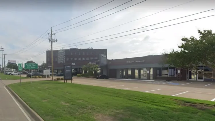 Pareja abandona recién nacido en negocio texano