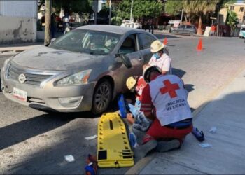 Grave motociclista al ser chocado por auto