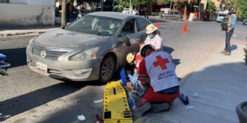 Grave motociclista al ser chocado por auto