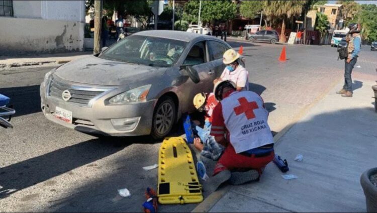 Grave motociclista al ser chocado por auto