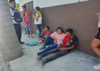 Cinco lesionados al chocar automóvil y microbús