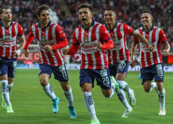 Chivas triunfa sobre Necaxa y mantiene paso perfecto