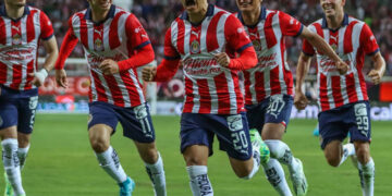 Chivas triunfa sobre Necaxa y mantiene paso perfecto