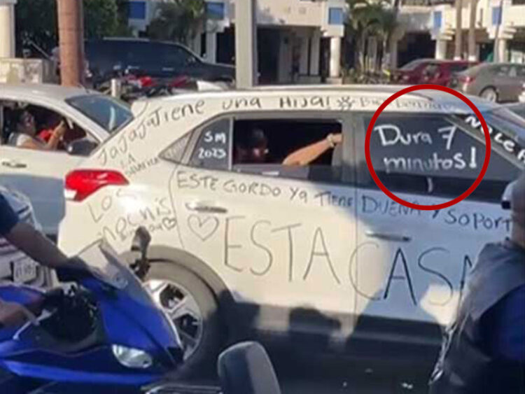 Esposa exhibe a marido infiel y le raya camioneta con frases duras