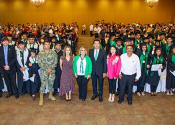 Expone Alcalde Mario López testimonio de vida y motiva a graduados del CBTA 274 a seguir sueños
