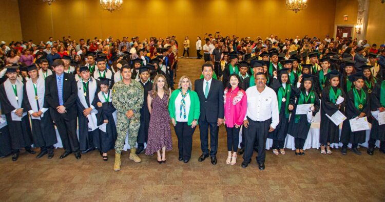 Expone Alcalde Mario López testimonio de vida y motiva a graduados del CBTA 274 a seguir sueños