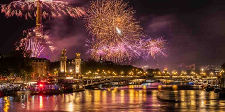 Francia celebra el 14 de julio con espectáculo de fuegos artificiales