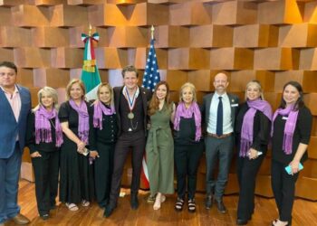 Se reúnen Asociación Mr. Amigo y Comité de Fiestas Mexicanas con Alexander Acha, “Mr. Amigo 2023”