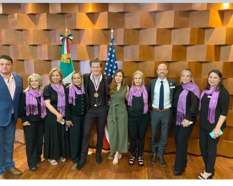 Se reúnen Asociación Mr. Amigo y Comité de Fiestas Mexicanas con Alexander Acha, “Mr. Amigo 2023”