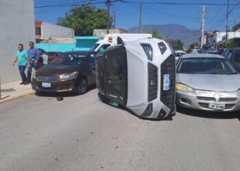Choque y volcadura deja dos heridos en centro de Victoria