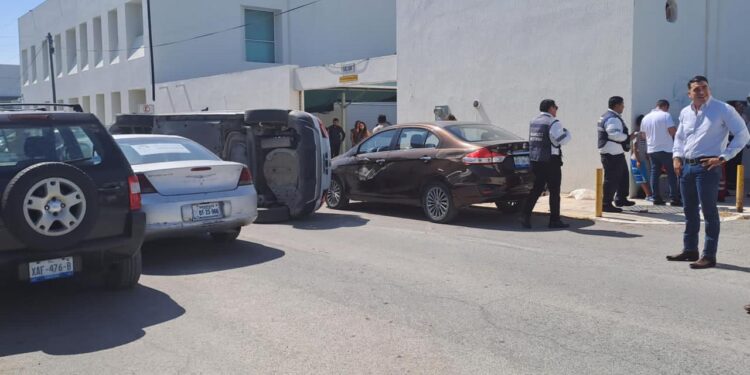 Choque y volcadura deja dos heridos en centro de Victoria