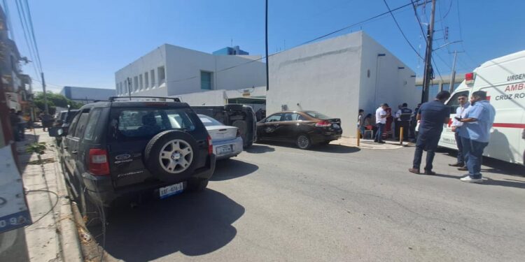 Choque y volcadura deja dos heridos en centro de Victoria