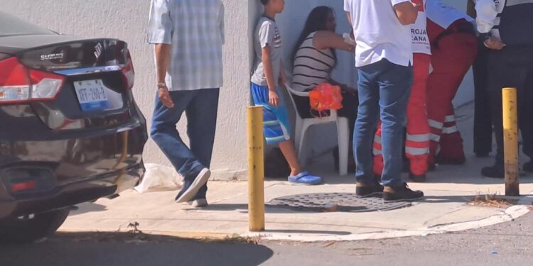 Choque y volcadura deja dos heridos en centro de Victoria