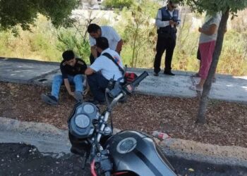 Se lesiona motociclista al chocar con camioneta