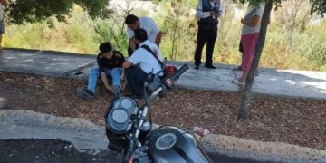 Se lesiona motociclista al chocar con camioneta