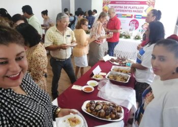 Migrantes realizan muestra gastronómica con platillos típicos de diferentes países
