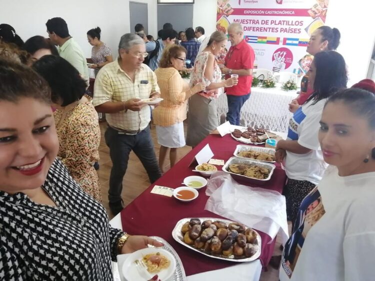 Migrantes realizan muestra gastronómica con platillos típicos de diferentes países