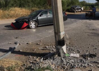 Conductor choca con cortina de negocio y se estrella en poste en Eje Vial
