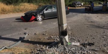 Conductor choca con cortina de negocio y se estrella en poste en Eje Vial