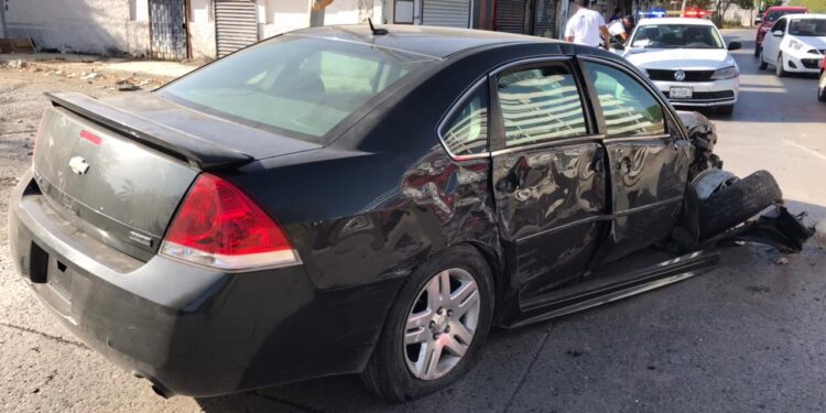 Conductor choca con cortina de negocio y se estrella en poste en Eje Vial