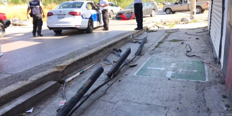 Conductor choca con cortina de negocio y se estrella en poste en Eje Vial
