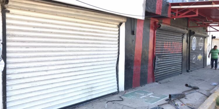 Conductor choca con cortina de negocio y se estrella en poste en Eje Vial