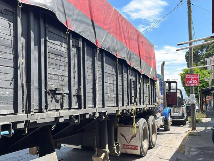 Hallan a más de 300 migrantes a bordo de dos vehículos en Veracruz