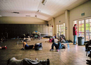 Arizona convierte iglesias en refugios por el calor; emergencia climática en EU