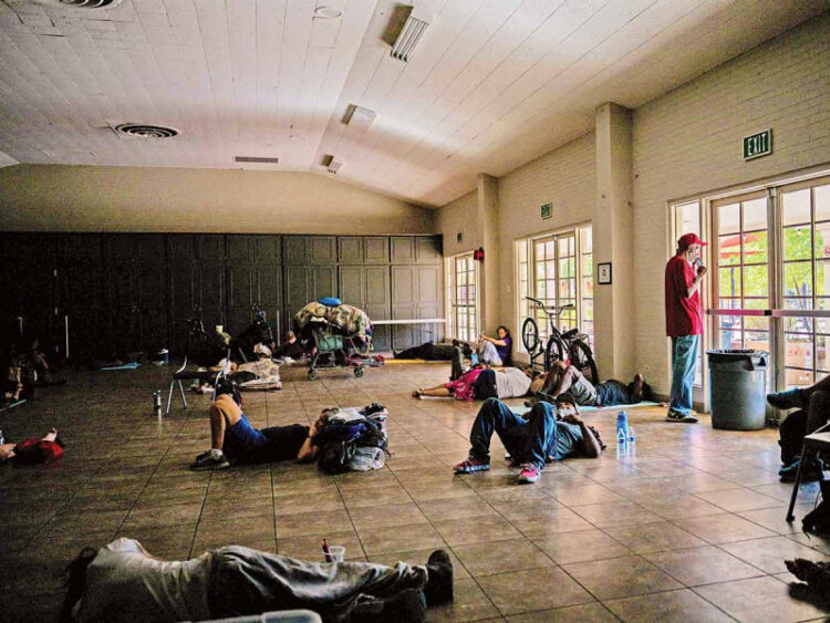 Arizona convierte iglesias en refugios por el calor; emergencia climática en EU