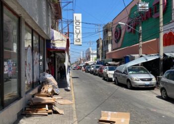 Tienda Milano bloquea banqueta de la calle Hidalgo con su basura