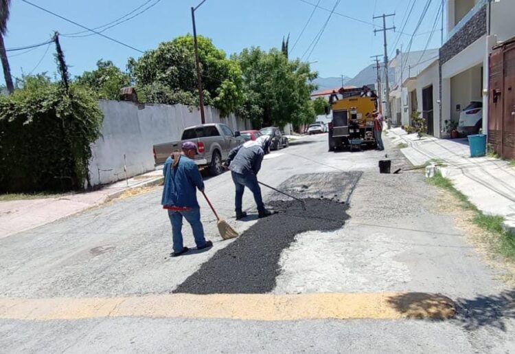 Realiza Ayuntamiento acciones de bacheo en calles de Victoria