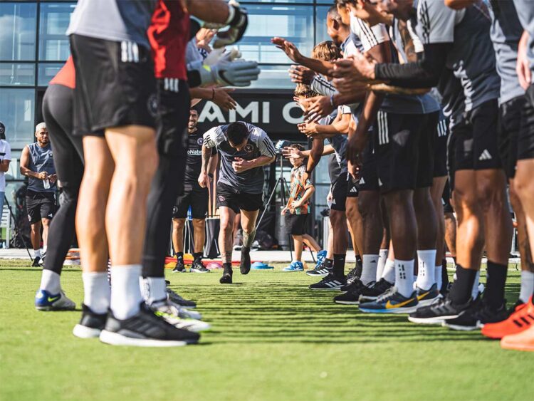 Messi es recibido con ‘fila india’; entrena por primera vez con el Inter de Miami