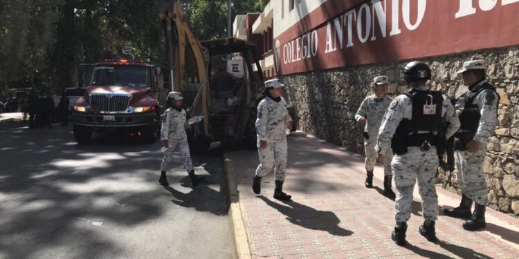 Se desploma techumbre del Colegio Privado Antonio Repiso; atrapadas tres maestras