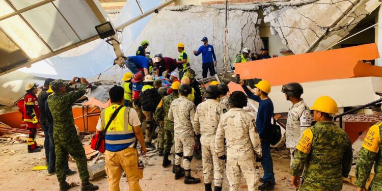 Se desploma techumbre del Colegio Privado Antonio Repiso; atrapadas tres maestras