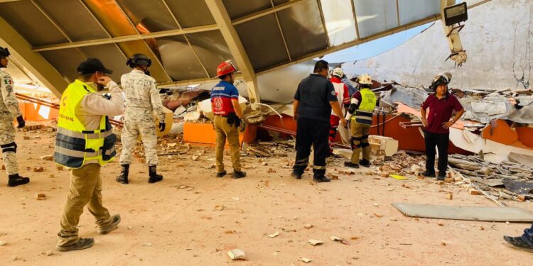 Se desploma techumbre del Colegio Privado Antonio Repiso; atrapadas tres maestras