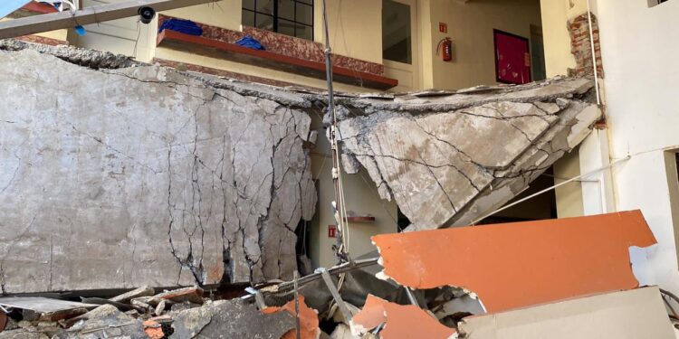 Se desploma techumbre del Colegio Privado Antonio Repiso; atrapadas tres maestras