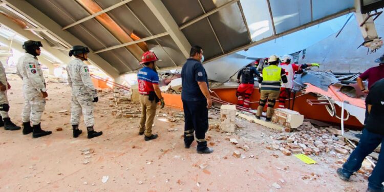 Se desploma techumbre del Colegio Privado Antonio Repiso; atrapadas tres maestras