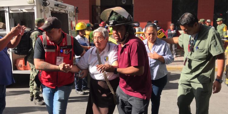 Se desploma techumbre del Colegio Privado Antonio Repiso; atrapadas tres maestras