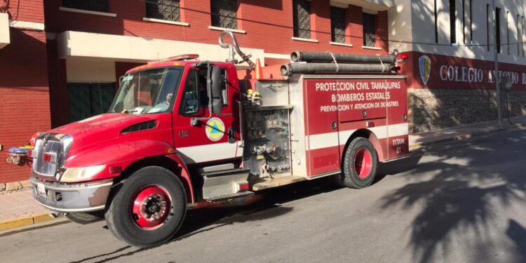 Se desploma techumbre del Colegio Privado Antonio Repiso; atrapadas tres maestras