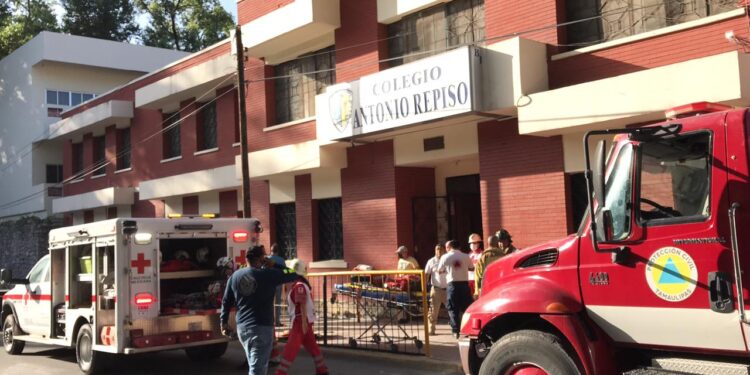 Se desploma techumbre del Colegio Privado Antonio Repiso; atrapadas tres maestras